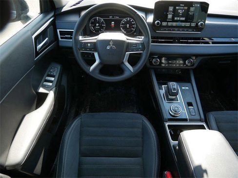 Used 2025 Mitsubishi Outlander SE image 10