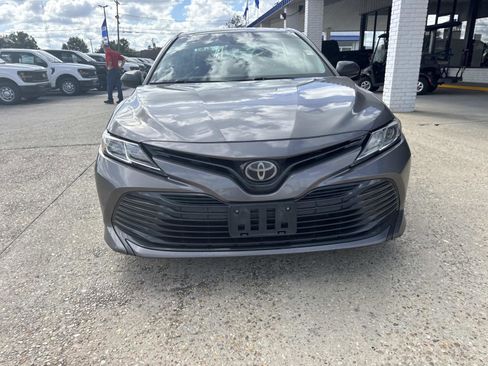 Used 2019 Toyota Camry SE image 2