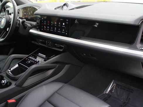 Certified 2025 Porsche Cayenne AWD/4WD image 33