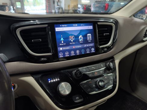 Used 2020 Chrysler Pacifica Touring-L Plus FWD image 12