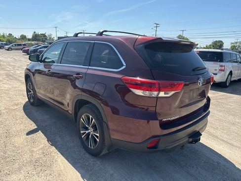 Used 2019 Toyota Highlander LE AWD/4WD image 2