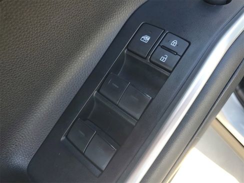 Used 2023 Toyota Highlander LE image 20