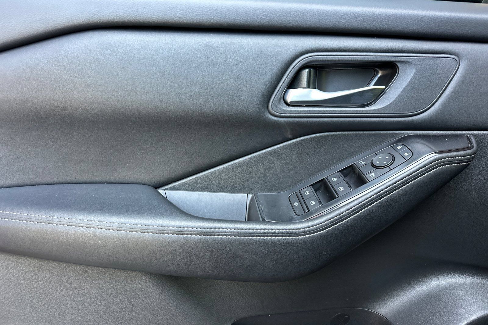 Used 2025 Nissan Rogue SV FWD image 12