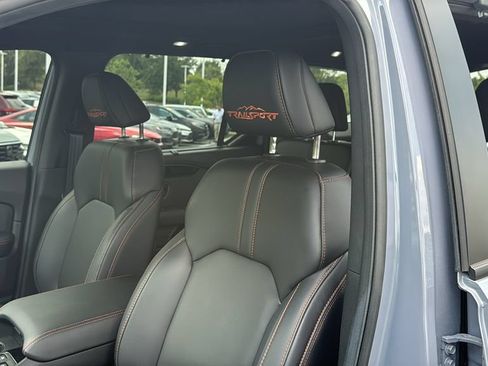 Used 2025 Honda Pilot TrailSport image 12