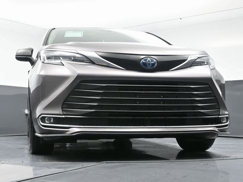 Used 2022 Toyota Sienna XLE w/ XLE Plus Package image 53