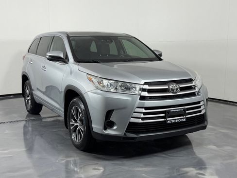 Used 2018 Toyota Highlander LE FWD image 3