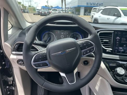Used 2023 Chrysler Pacifica Limited FWD image 22