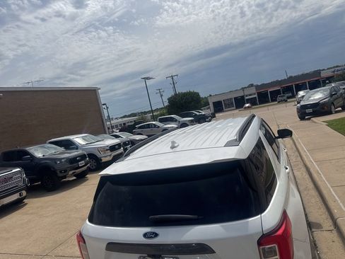 Used 2021 Ford Explorer XLT w/ Equipment Group 202A RWD image 5