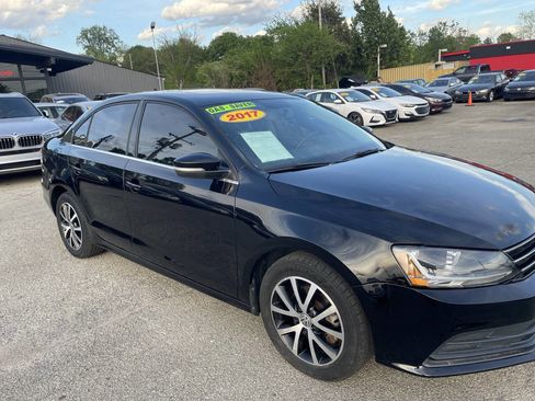 Used 2017 Volkswagen Jetta SE image 3