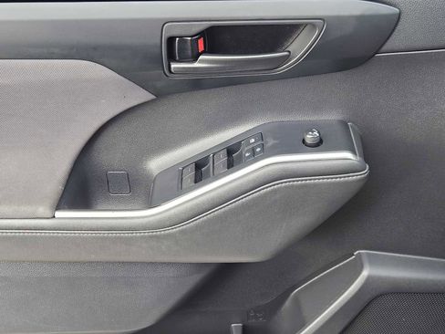 Used 2022 Toyota Highlander LE image 22
