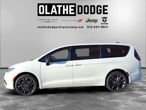 New 2026 Chrysler Pacifica Select image 18