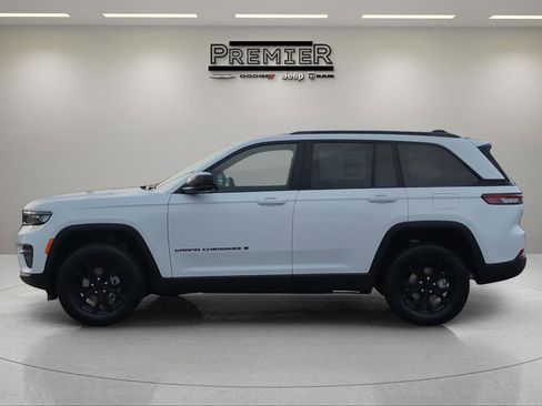 New 2025 Jeep Grand Cherokee Altitude image 11