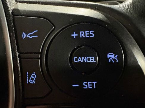 Certified 2022 Toyota Venza XLE image 9