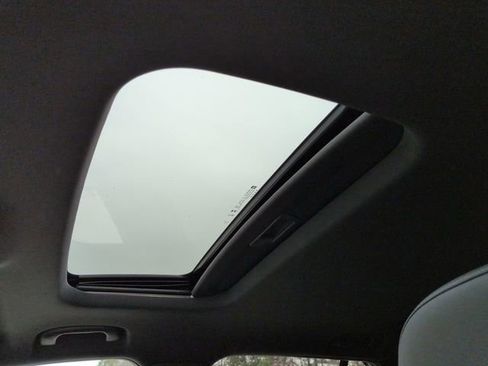 Used 2025 Chevrolet Trax RS w/ Sunroof Package image 20