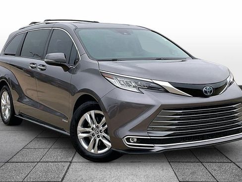 Used 2021 Toyota Sienna Limited FWD image 2