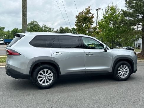 Used 2025 Toyota Grand Highlander AWD image 4