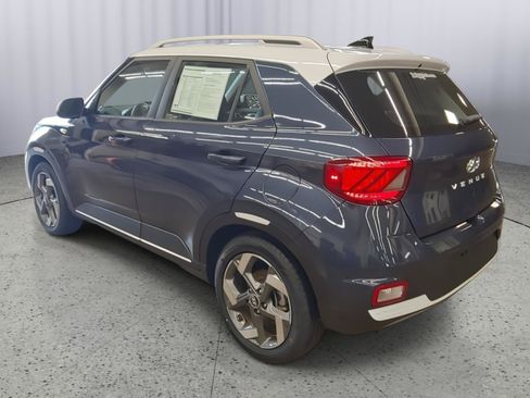 Used 2022 Hyundai Venue Limited FWD image 10