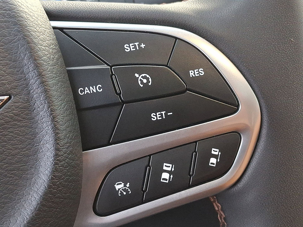 Used 2025 Chrysler Pacifica Pinnacle FWD image 24