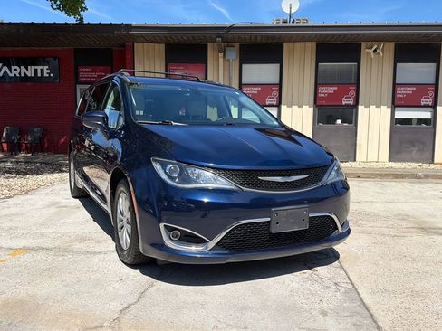 Used 2017 Chrysler Pacifica Touring-L FWD image 1
