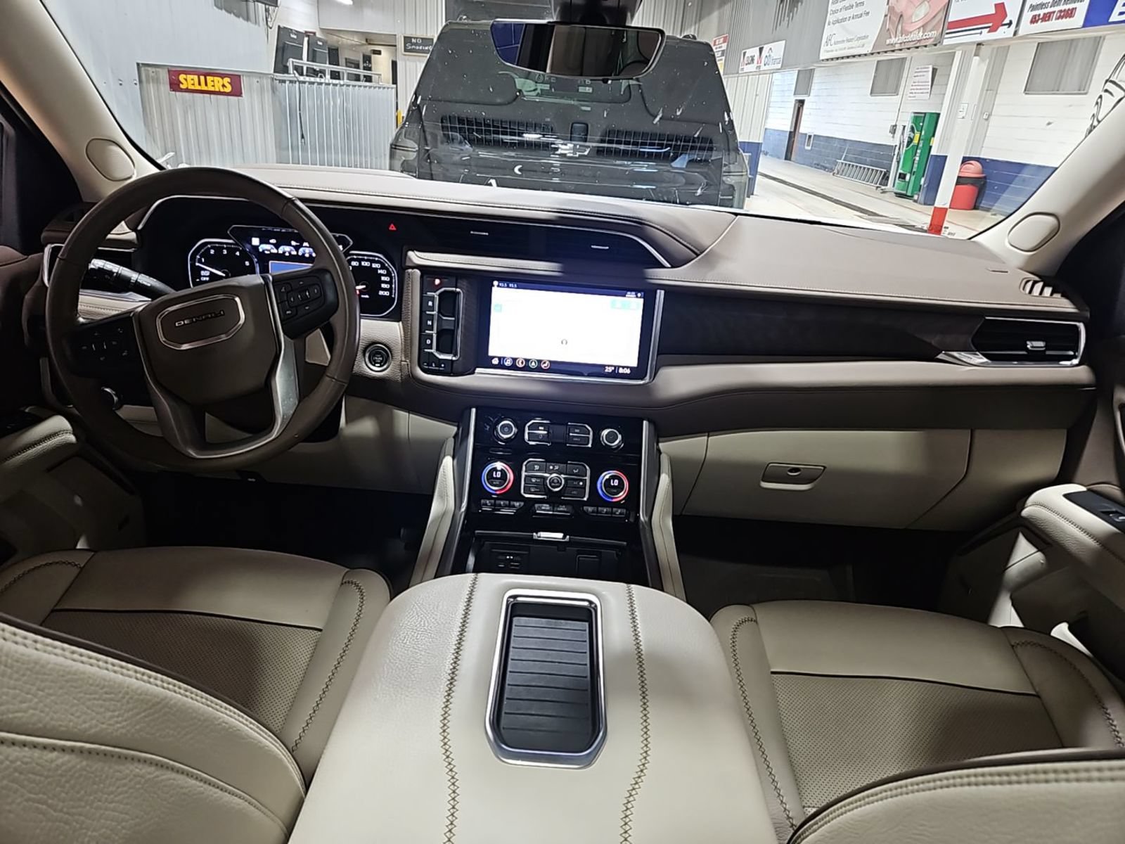Used 2021 GMC Yukon Denali w/ Denali Ultimate Package AWD/4WD image 7
