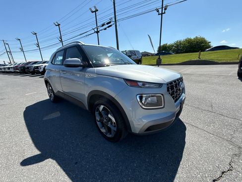 Used 2021 Hyundai Venue SEL FWD image 16