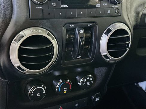 Used 2018 Jeep Wrangler Unlimited Sahara w/ Connectivity Group AWD/4WD image 18