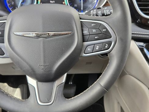 Used 2023 Chrysler Pacifica Limited FWD image 22