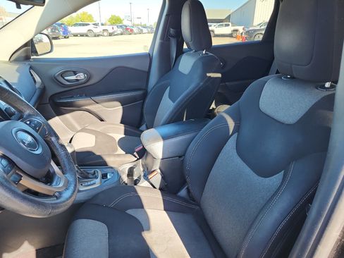 Used 2016 Jeep Cherokee Sport image 13