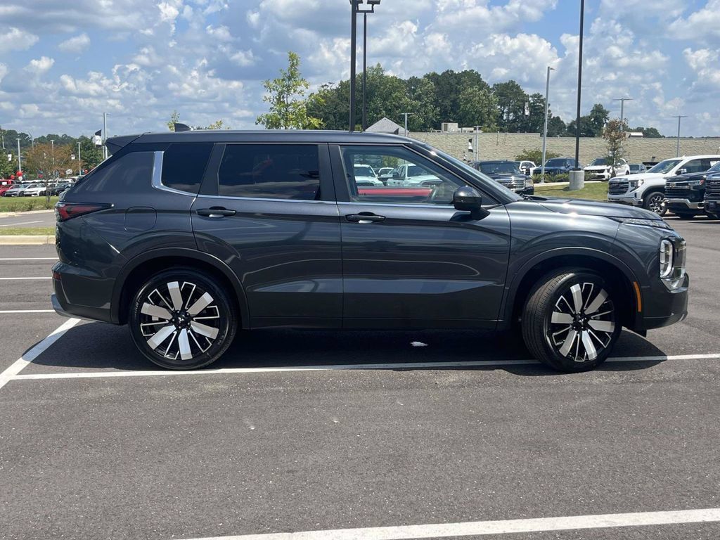 Used 2025 Mitsubishi Outlander SE AWD/4WD image 2