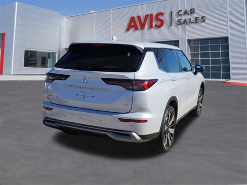 Used 2025 Mitsubishi Outlander SE image 6