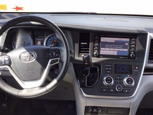 Used 2020 Toyota Sienna XLE image 16