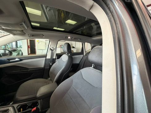 Used 2022 Volkswagen Taos SE w/ Panoramic Sunroof Package image 23