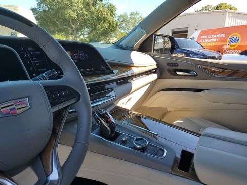 Certified 2022 Cadillac Escalade ESV Premium Luxury Platinum w/ Heavy-Duty Trailer Package image 21