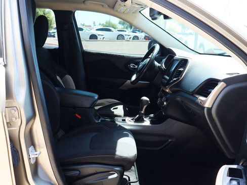 Used 2017 Jeep Cherokee Latitude w/ Comfort/Convenience Group image 31