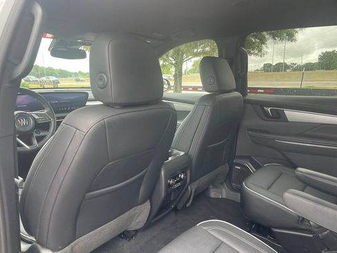 Used 2025 Buick Enclave Preferred w/ Power Package FWD image 23