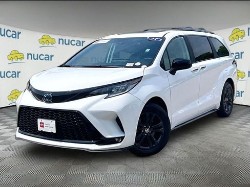 Used 2025 Toyota Sienna XSE w/ XSE Plus Package AWD/4WD image 3