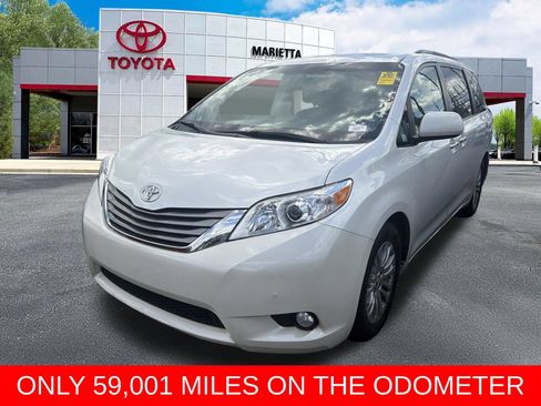 Used 2015 Toyota Sienna XLE FWD image 3