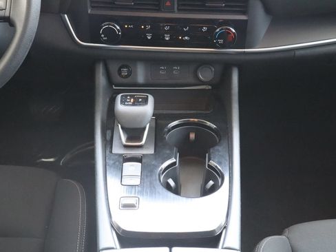 Used 2024 Nissan Rogue S FWD image 32