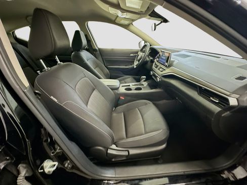 Used 2025 Nissan Altima 2.5 SV FWD image 31