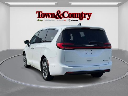 Certified 2023 Chrysler Pacifica Touring-L image 6