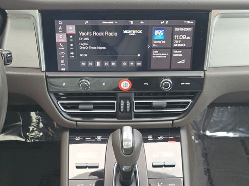 Certified 2022 Porsche Macan AWD/4WD image 27