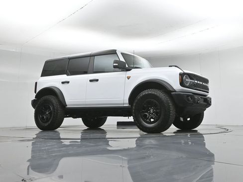 Used 2025 Ford Bronco Badlands image 4