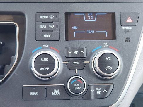 Used 2017 Toyota Sienna XLE Premium image 18