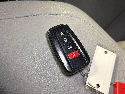 Used 2018 Toyota Camry XSE FWD image 30