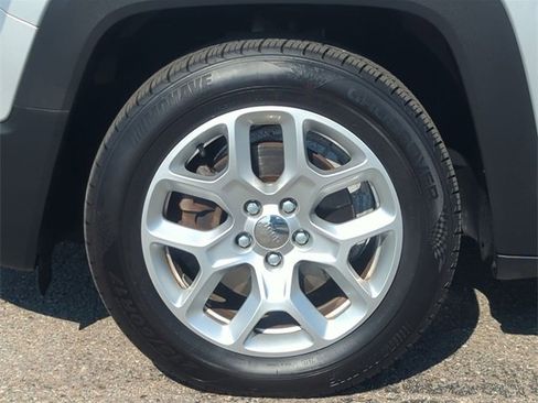 Certified 2015 Jeep Renegade Latitude image 10