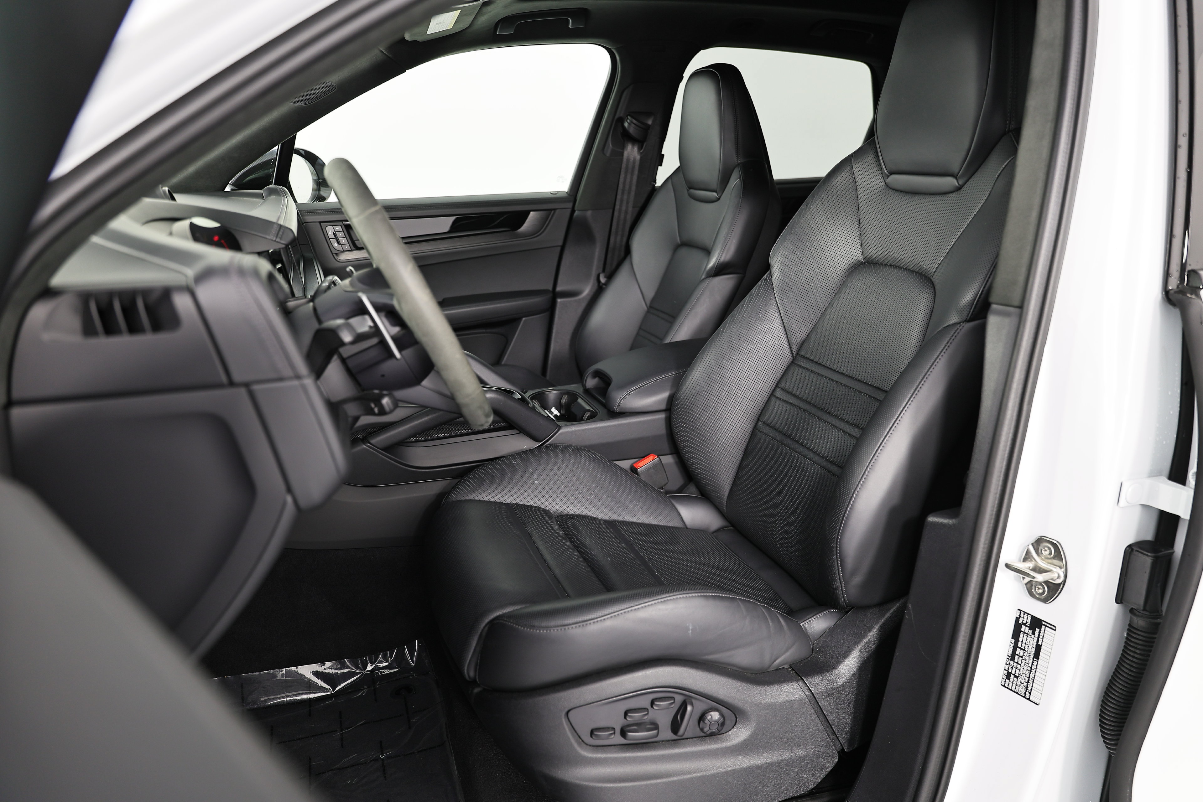 Certified 2025 Porsche Cayenne GTS AWD/4WD image 5