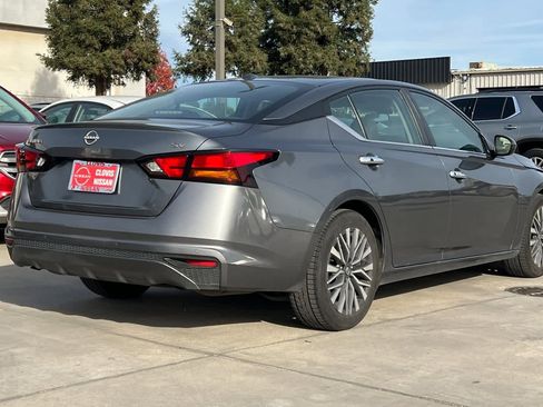 Used 2023 Nissan Altima 2.5 SV image 3
