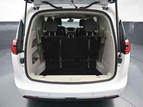 Used 2024 Chrysler Pacifica Touring-L FWD image 9