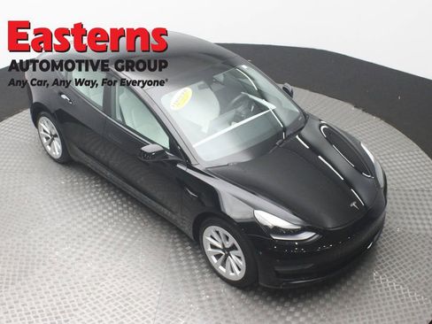 Used 2023 Tesla Model 3 Standard Range image 3