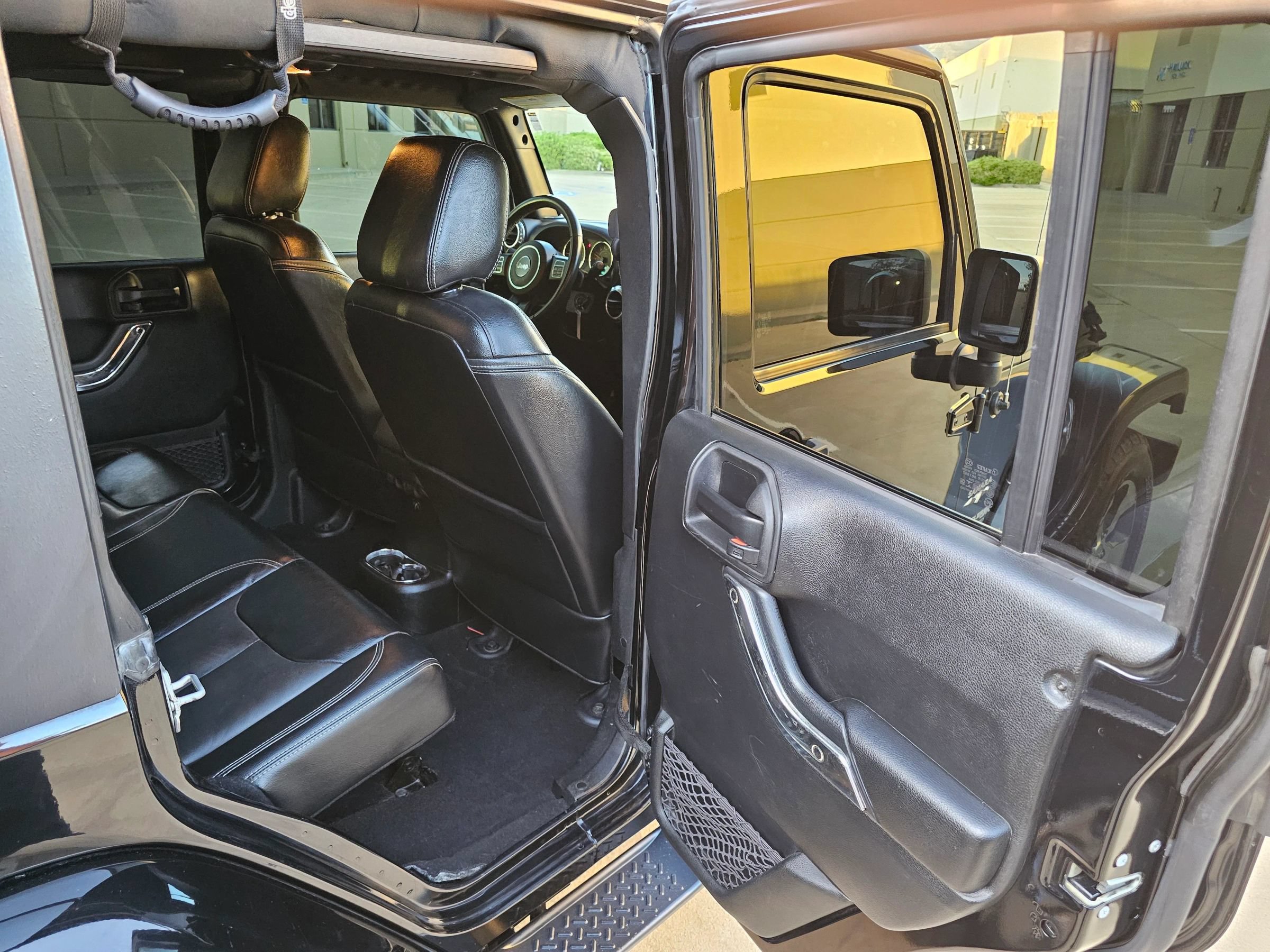Used 2018 Jeep Wrangler Unlimited Sahara w/ Connectivity Group AWD/4WD image 21